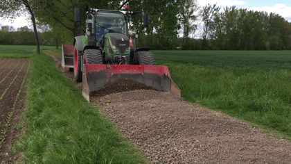 Neues Mineralgemisch verteilen